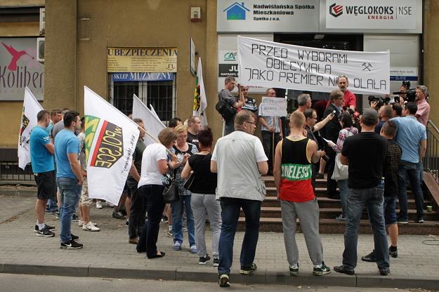 Pikieta górników z kopalni Makoszowy przed biurem poselskim Beaty Szydło w Brzeszczach /PAP