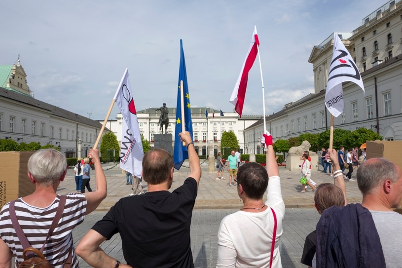 Pikieta KOD przed Pałacem Prezydenckim /Wojciech Kryński    /Agencja FORUM