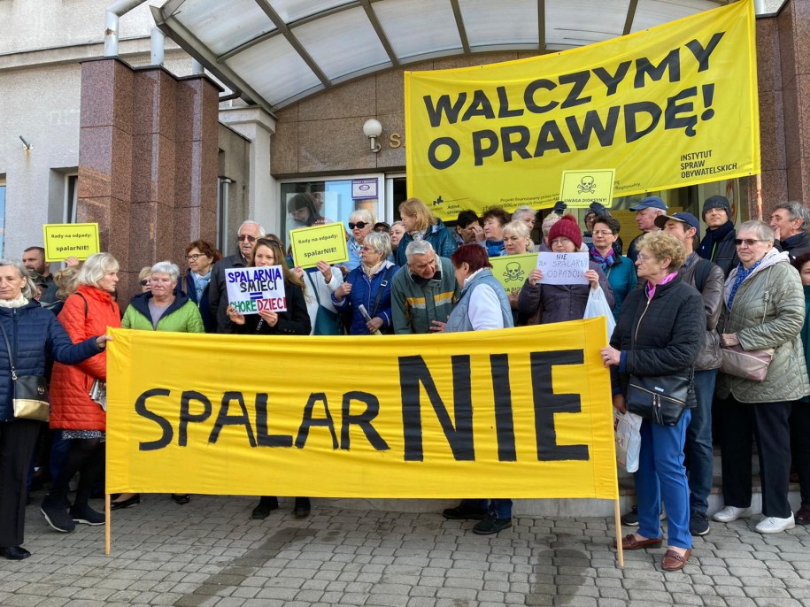 Pikieta mieszkańców osiedla Widzew przed sądem /Agnieszka Wyderka /RMF FM