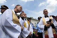 Pikieta obrońców krzyża przed Pałacem Prezydenckim