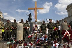 Pikieta obrońców krzyża przed Pałacem Prezydenckim