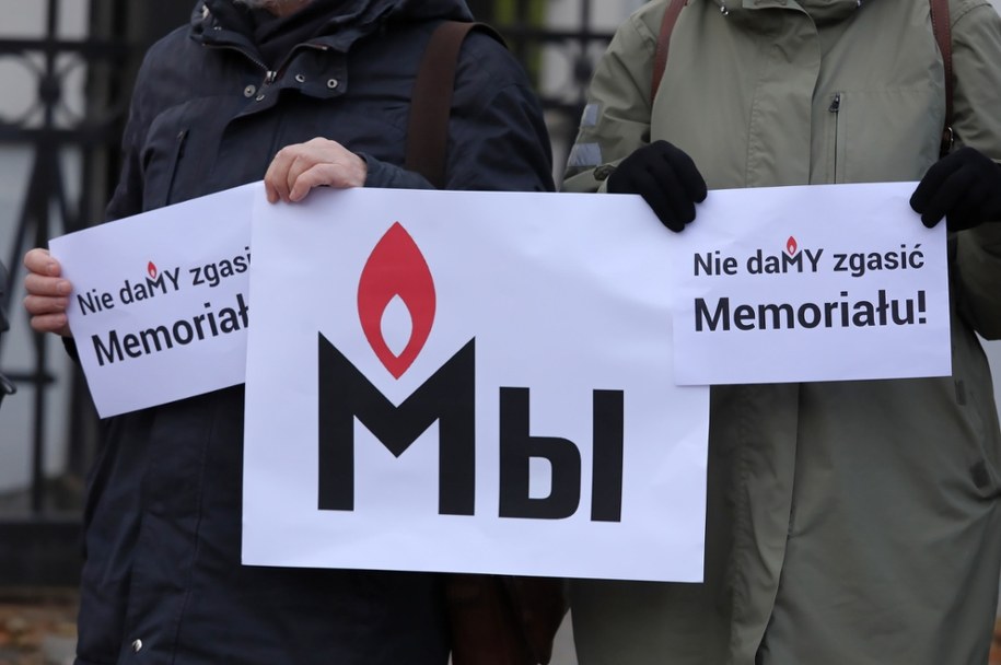 Pikieta pod ambasadą Rosji w Polsce w obronie Stowarzyszenia Memoriał / 	Tomasz Gzell    /PAP