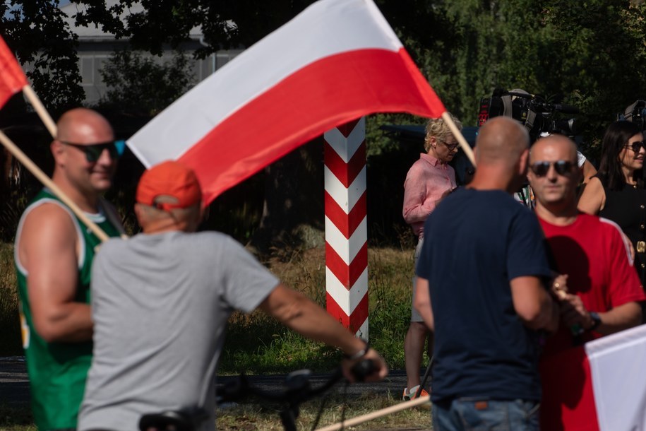 Pikieta pod egidą Ruchu Obrony Granic przy polsko-niemieckim moście granicznym nad Nysą Łużycką w okolicach Porajowa, 3 lipca 2025 /Krzysztof Ćwik /PAP
