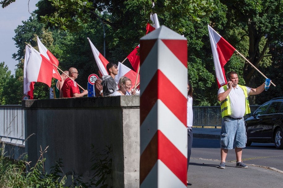 Pikieta pod egidą Ruchu Obrony Granic przy polsko-niemieckim moście granicznym nad Nysą Łużycką w okolicach Porajowa, 3 lipca 2025 r. /Krzysztof Ćwik /PAP
