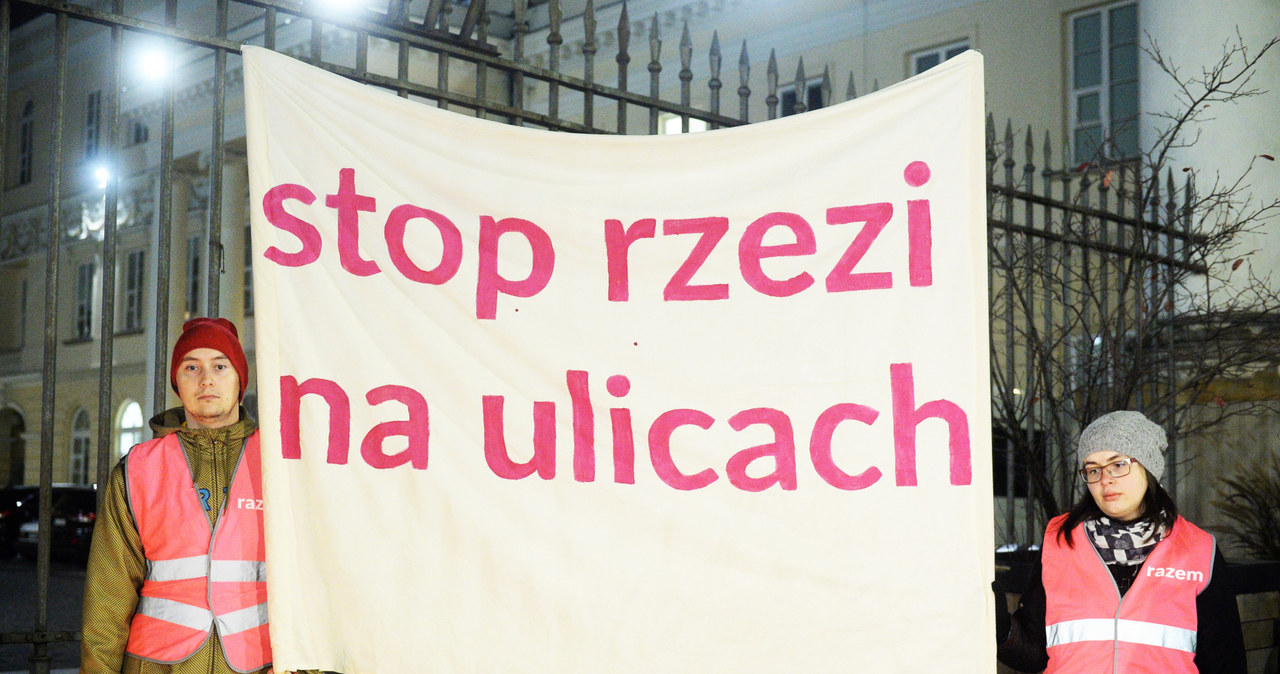 Pikieta pod hasłem "Piesi chcą żyć" po wypadku na Sokratesa w Warszawie. Okazuje się, że nie ma żadnej rzezi, a piesi mogą żyć, jeśli zachowają odrobinę uwagi /Jan Bielecki /East News