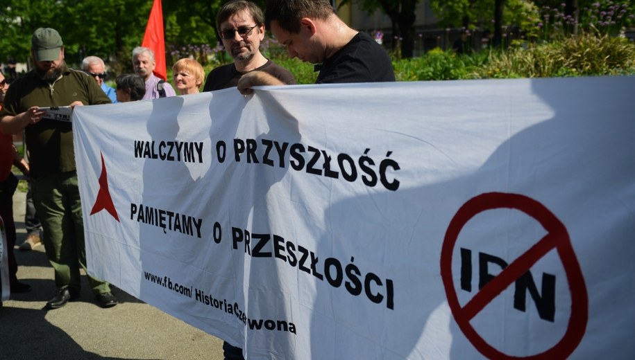 Pikieta, podczas obchodów 1 maja zorganizowanych przez PPS i Porozumienie Socjalistów, z udziałem przedstawicieli SLD oraz Unii Pracy / 	Jakub Kamiński    /PAP