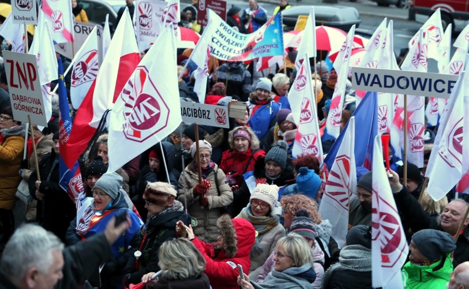 Pikieta pracowników oświaty „W obronie godności - łańcuch światła dla edukacji" przed Urzędem Wojewódzkim w Katowicach / 	Andrzej Grygiel    /PAP