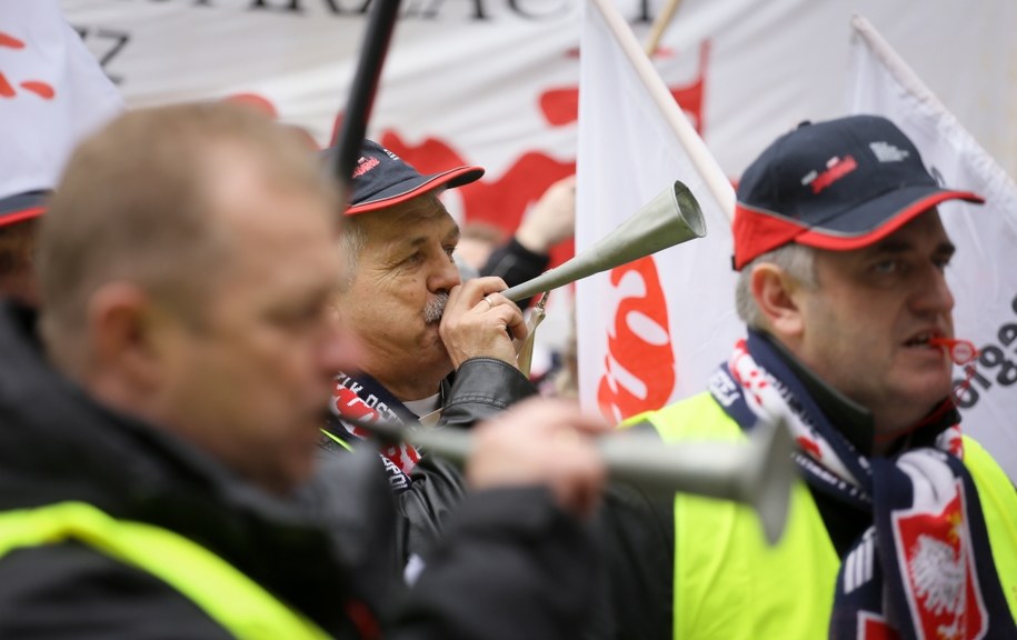 Pikieta protestacyjna zorganizowana przez Radę Sekcji Zawodowej Infrastruktury Kolejowej NSZZ "Solidarność" przed siedzibą Centrali PKP Polskie Linie Kolejowe SA w Warszawie /Paweł Supernak /PAP