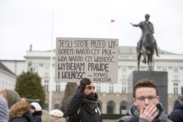 Pikieta przeciwko ustawie o Instytucie Pamięci Narodowej przed Pałacem Prezydenckim w Warszawie / 	Marcin Obara  /PAP