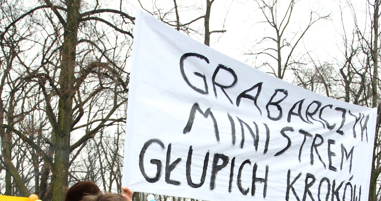 Pikieta przed Kancelarią Premiera przeciwko przesunięciu budowy drogi S17