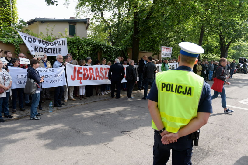 Pikieta przed kościołem pw. Michała Archanioła w Poznaniu przeciwko koncelebrowaniu mszy św. przez arcybiskupa ks. Marka Jędraszewskiego z okazji obchodów 100-lecia I LO zwanego "Marcinkiem" /Jakub Kaczmarczyk /PAP