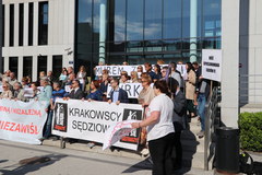 Pikieta przed krakowskim sądem apelacyjnym