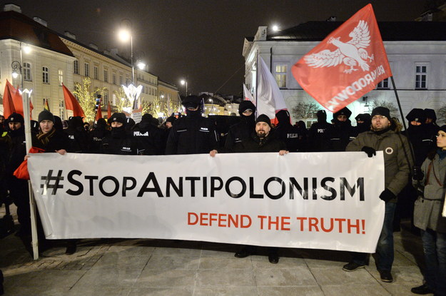 Pikieta przed Pałacem Prezydenckim w Warszawie, w czasie której pikietujący domagali się natychmiastowego podpisania przez prezydenta ustawy o IPN /Jacek Turczyk /PAP