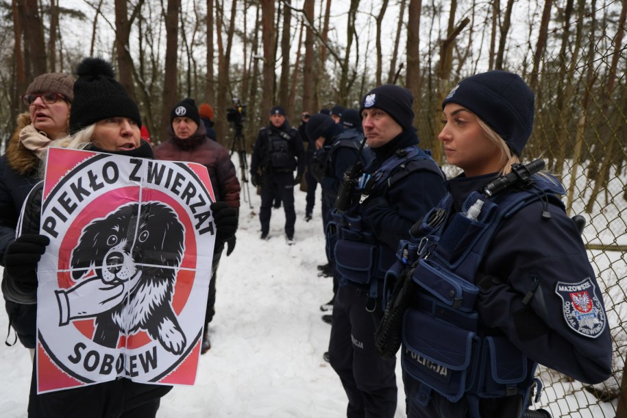 Pikieta przed schroniskiem dla zwierząt w Sobolewie /Paweł Supernak  /PAP