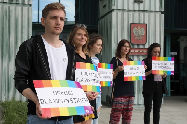 Pikieta przed siedziba SN, z prawej oskarżyciel posiłkowy z Kampanii Przeciw Homofobii Cecylia Jakubczak. Sąd Najwyższy oddalił, 14 bm. kasację prokuratora generalnego Zbigniewa Ziobry w głośnej sprawie drukarza, który odmówił wydrukowania plakatów fundacji LGBT. W mocy pozostaje wyrok, w którym Adama J. uznano za winnego wykroczenia, choć odstąpiono od kary.