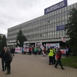 Pikieta przed siedzibą warszawskiego Airbusa. "Firmę stać na podwyżki"