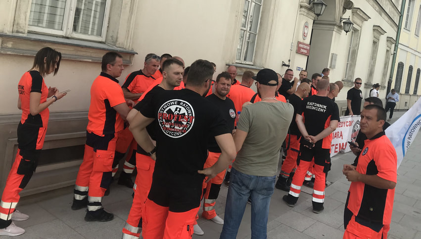 Pikieta ratowników przed siedzibą Ministerstwa Zdrowia /Michał Dobrołowicz /RMF FM