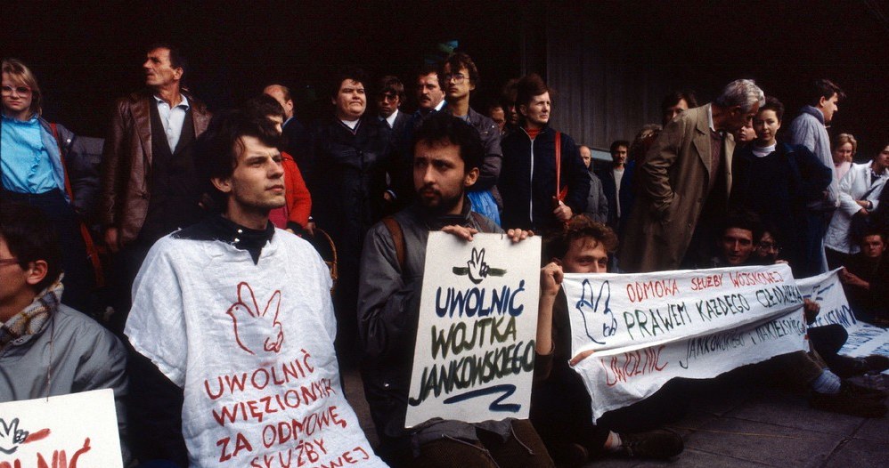 Pikieta Ruchu "Wolność i Pokój" w obronie więzionych za odmowę służby wojskowej. Warszawa, 10 maja 1985 r. /Maciej Macierzyński /East News