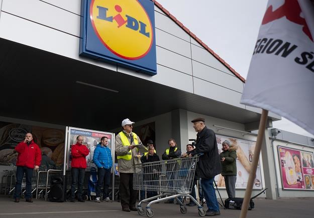 Pikieta Solidarności przed jednym z dyskontów sieci Lidl /PAP