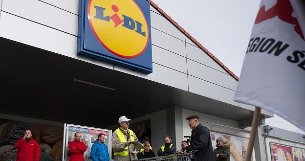 Pikieta Solidarności przed jednym z dyskontów sieci Lidl /PAP