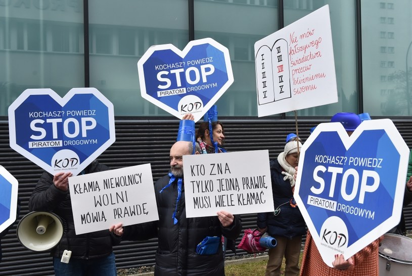 Pikieta zorganizowana przez KOD przed siedzibą Prokuratury. Premier Beata Szydło przyjechała do Prokuratury Okręgowej w Krakowie /Jacek Bednarczyk /PAP