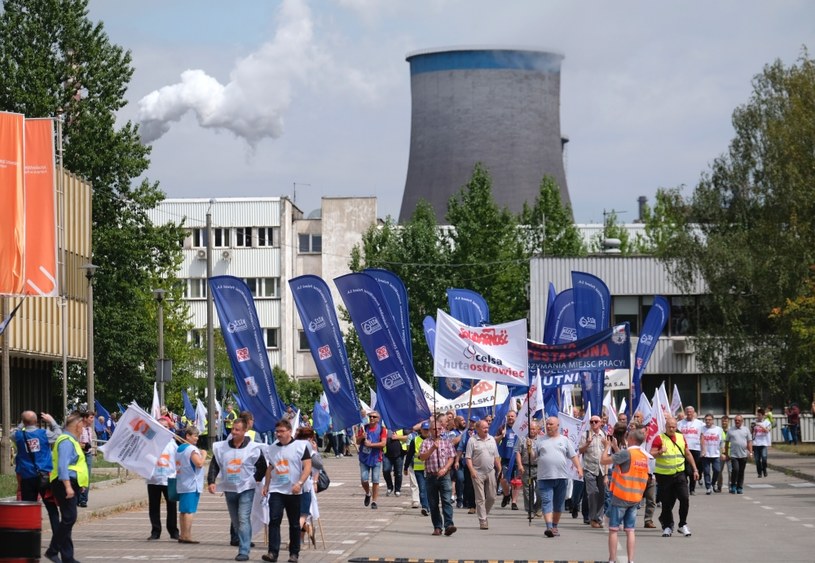 Pikieta związkowców przed siedzibą zarządu ArcelorMittal Poland w Dąbrowie Górniczej /PAP