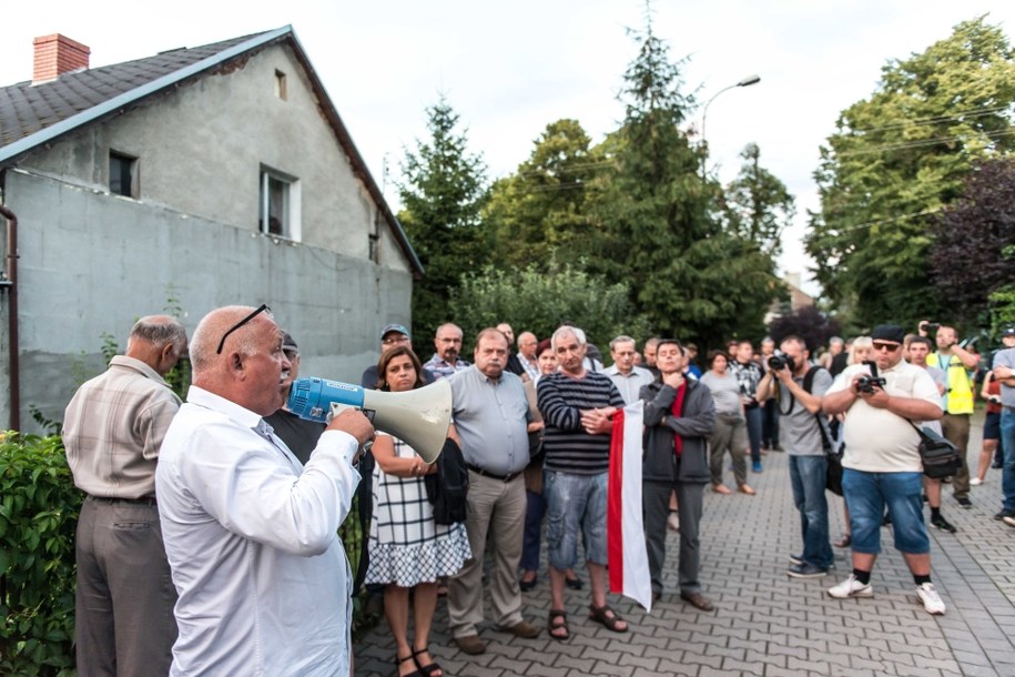Pikietujący pod domem lidera PO. /Maciej Kulczyński /PAP