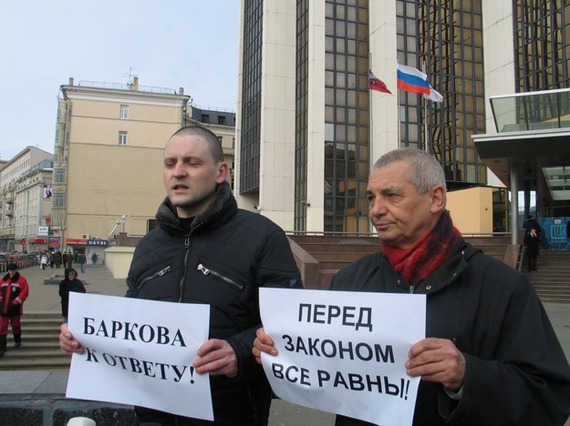 Pikietujący przynieśli hasła "Barkowa do odpowiedzialności!" i "Wobec prawa wszyscy są równi" &nbsp; /Przemysław Marzec /RMF FM