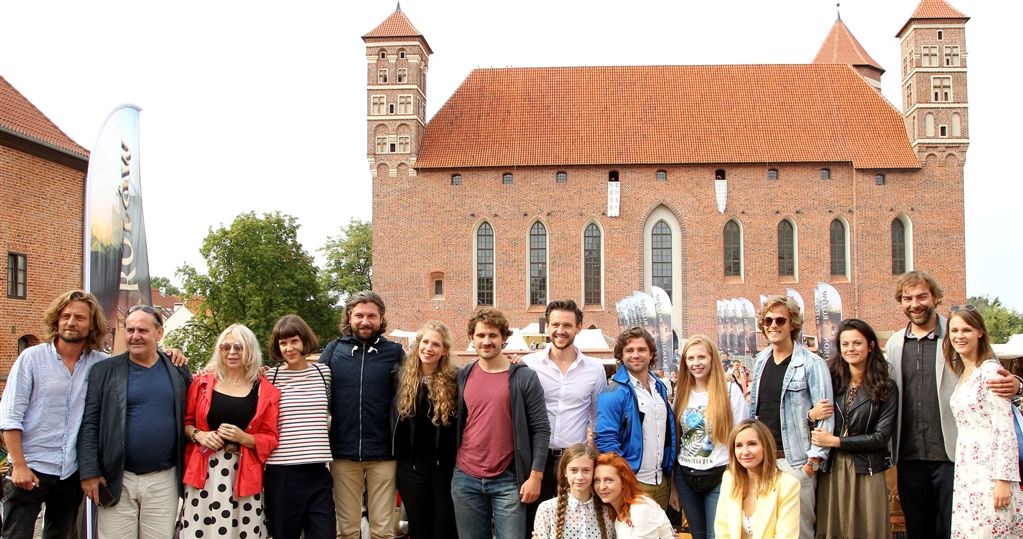 Piknik z „Koroną królów”, mimo nie najlepszej pogody, okazał się wspaniałym wydarzeniem i bardzo interesującą lekcją historii /Agencja W. Impact