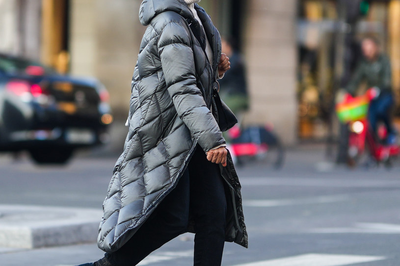Pikowane płaszcze królują w tym sezonie /Edward Berthelot / Contributor /Getty Images