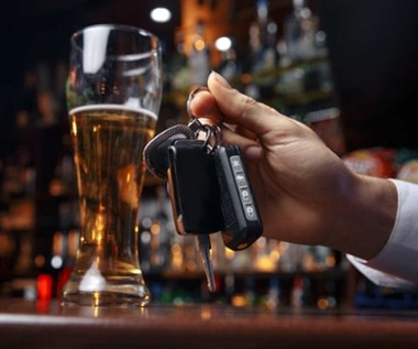 Piłeś alkohol, a potrzebujesz prowadzić auto? Sprawdź, ile trzeba zaczekać
