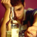Piłeś alkohol przed 17 rokiem życia? Jesteś bardziej narażony na nałóg
