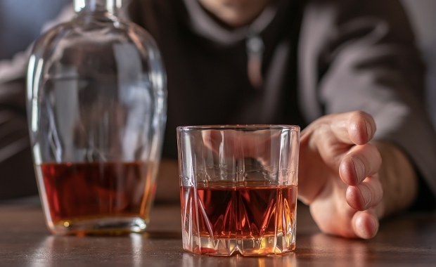 Pili alkohol z 16-letnim synem. Nastolatek nie żyje 