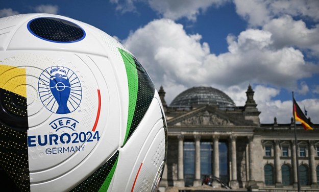 Piłka Euro 2024 przed budynkiem, gdzie mieści się niemiecki Bundestag. /RALF HIRSCHBERGER/AFP /East News