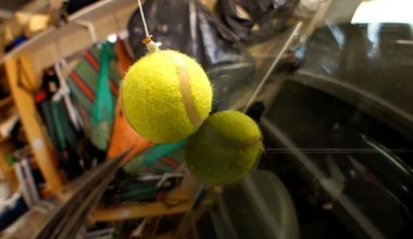 Piłka tenisowa zawieszona w garażu. Co to za patent?
