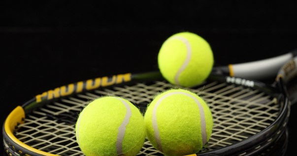 Piłka tenisowa /© Photogenica