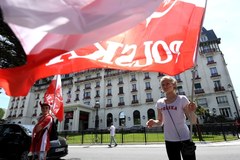 Piłkarska kadra dotarła do La Baule. Przed hotelem witał ją tłum kibiców!