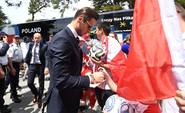 Piłkarska kadra dotarła do La Baule. Przed hotelem witał ją tłum kibiców!