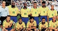 Piłkarska reprezentacja Brazyli (1999), od lewej: Taffarel, Celio Silva, Flavio Conceiçâo, Cafú, /Encyklopedia Internautica