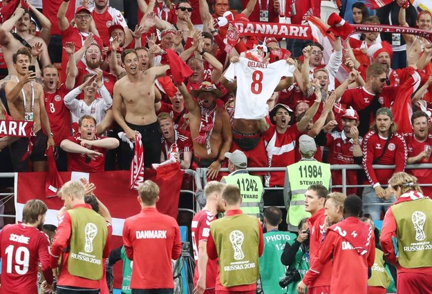 Piłkarska reprezentacja Danii po wygranej 1:0 w meczu z Peru podczas tegorocznego mundialu w Rosji. / Stanislav Krasilnikov /PAP/ITAR-TASS