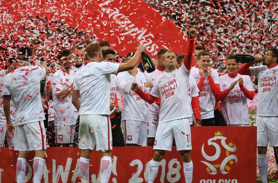 Piłkarska reprezentacja Polski po meczu z Czarnogórą, który dał biało-czerwonym awans do przyszłorocznych mistrzostw świata w Rosji. /Bartłomiej Zborowski /PAP