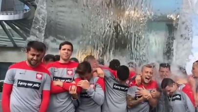 Piłkarska reprezentacja Polski w strugach wody. "Kto odważyłby się wziąć taki zimny prysznic?" 