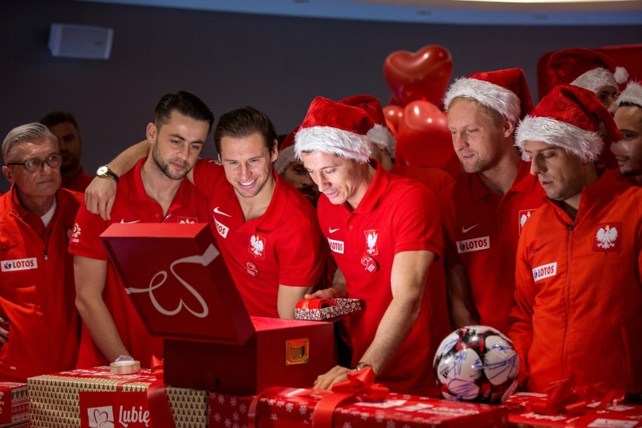 Piłkarska reprezentacja pomogła pani Monice! /Szlachetna Paczka /Materiały prasowe