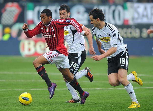Piłkarz AC Milan Robinho ucieka zawodnikom Ceseny /AFP