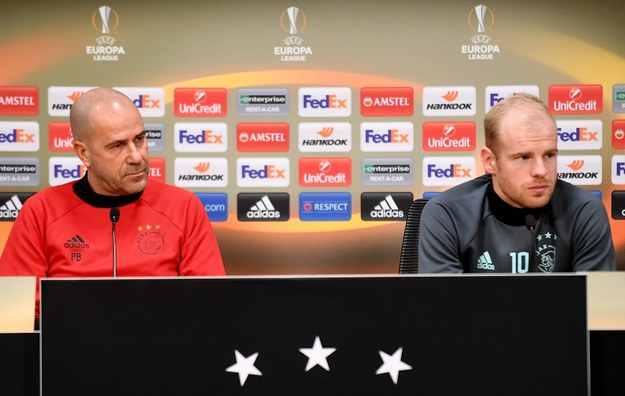 Piłkarz Ajaxu Davy Klaassen (P) i trener Peter Bosz (L) podczas konferencji prasowej /PAP/Bartłomiej Zborowski /PAP