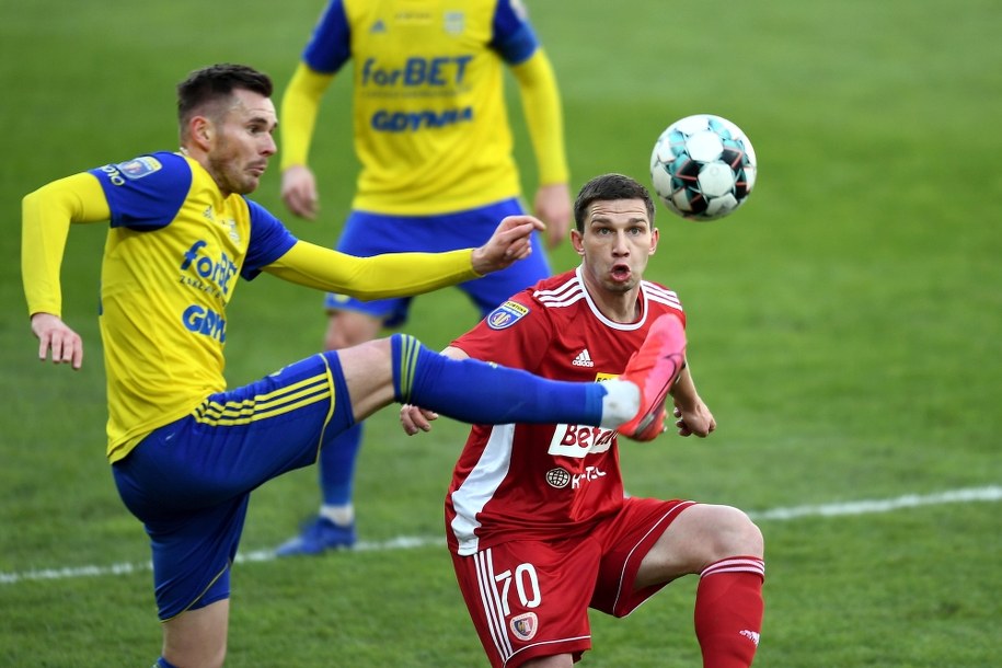 Piłkarz Arki Gdynia Adam Deja i Jakub Świerczok z Piasta Gliwice podczas półfinałowego meczu Pucharu Polski /Marcin Gadomski /PAP