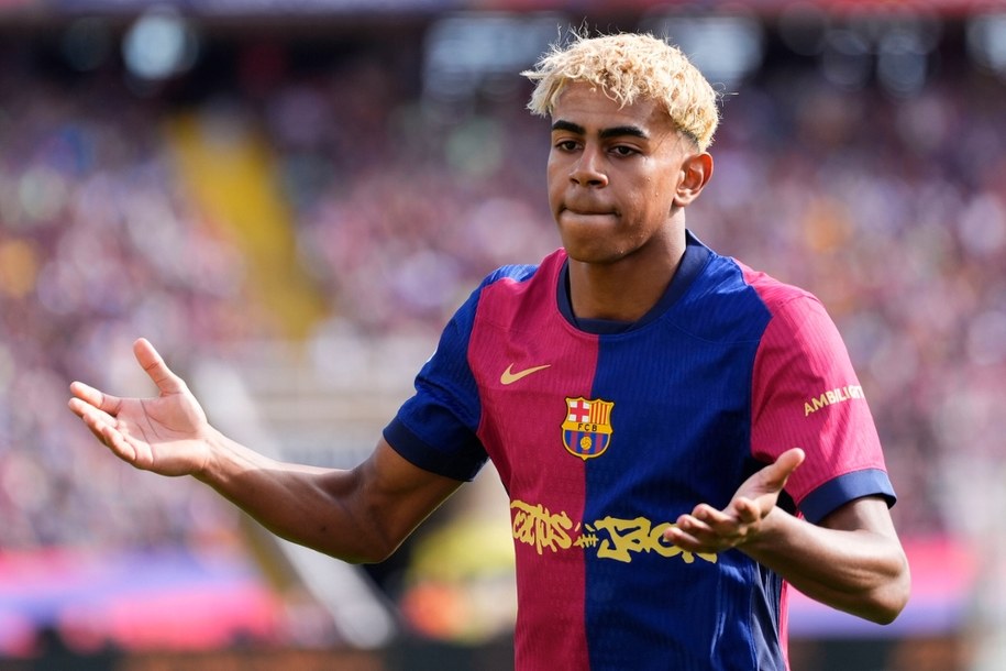 Piłkarz Barcelony Lamine Yamal podczas meczu z Realem Madryt /Siu Wu /PAP