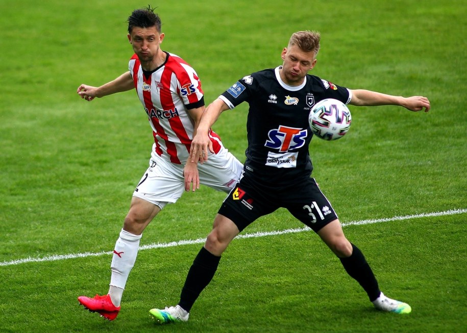 Piłkarz Cracovii Cornel Rapa (L) i Bartosz Bida (P) z Jagiellonii Białystok podczas meczu piłkarskiej Ekstraklasy //Łukasz Gągulski /PAP