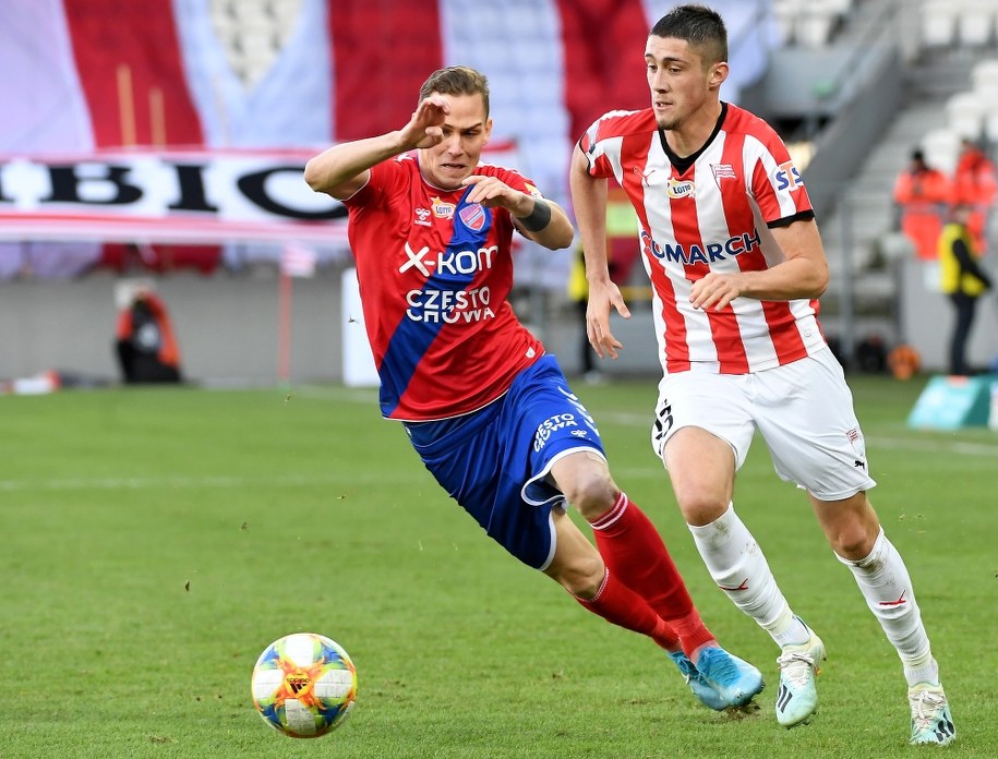 Piłkarz Cracovii Kamil Pestka i Sebastian Musiolik z Rakowa Częstochowa /	Jacek Bednarczyk   /PAP/EPA