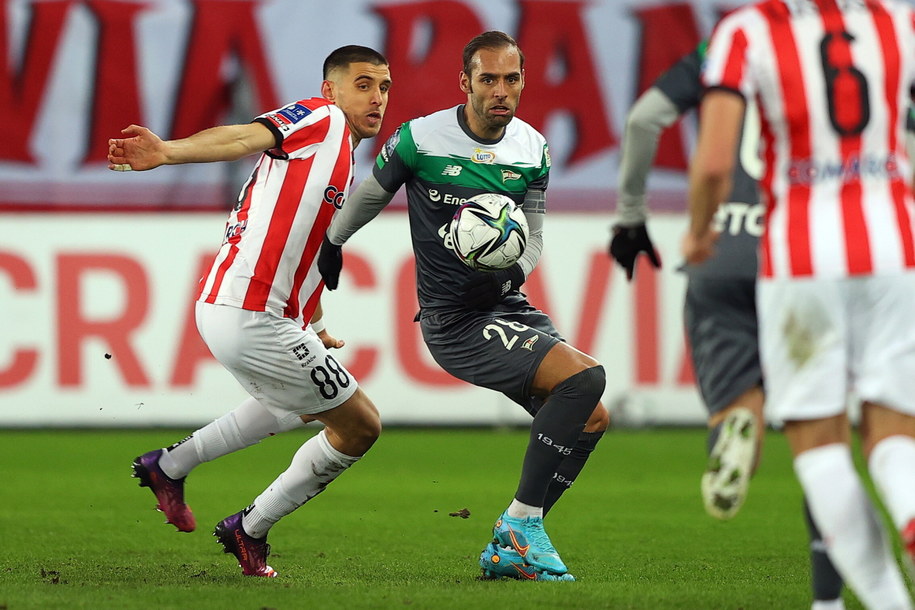 Piłkarz Cracovii Matej Rodin (L) i Flavio Paixao z Lechii Gdańsk /	Łukasz Gągulski /PAP